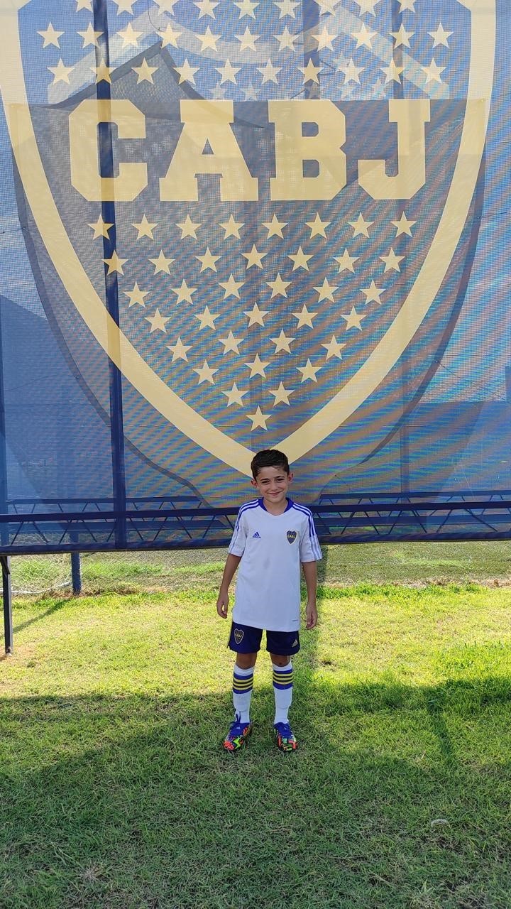 Tiano es hijo de un futbolista y una nutricionista y admite que nadie en su familia le inculcó ponerse frente a las cámaras. 
