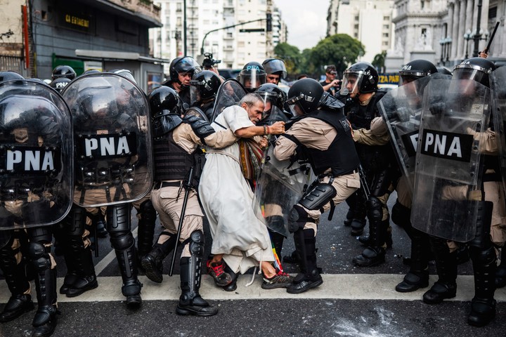 Foto de Tadeo Bourbon del Padre Chueco detenido luego de ser reprimido junto al padre Paco frente al Congreso de la Nación, en la 37 Muestra Anual de Fotoperiodismo Argentino. Foto: gentileza ARGRA.