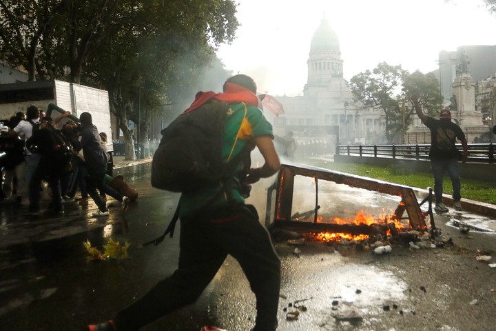 Foto de Leandro Teysseire del fotoperiodista Pablo Grillo, minutos antes de ser herido de gravedad, en la 37 Muestra Anual de Fotoperiodismo Argentino. Foto: gentileza ARGRA.