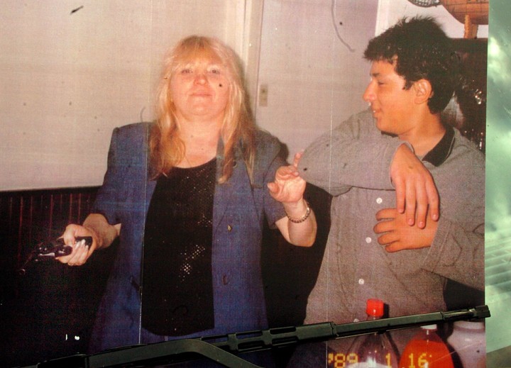 Una imagen de Margarita Di Tullio, con un arma. La real Pepita la pistolera.