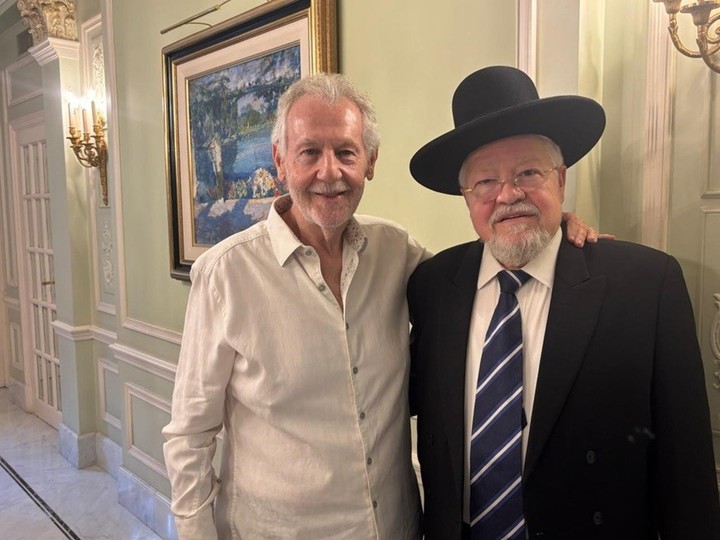 El empresario Roberto Goldfarb, impulsor de este proyecto, junto al rabino Bitton. Foto: redes sociales.