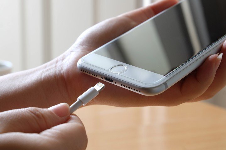 ¿Puede explotar la batería de un celular? Qué tan real es el riesgo y las señales de alerta que no hay que ignorar