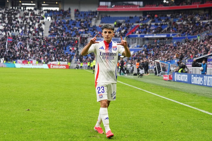 Thiago Almada en Lyon, con la 23.