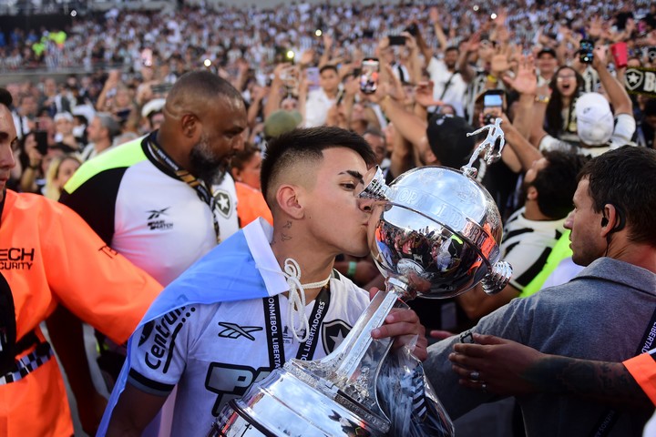 Thiago Almada con el trofeo de la Libertadores.