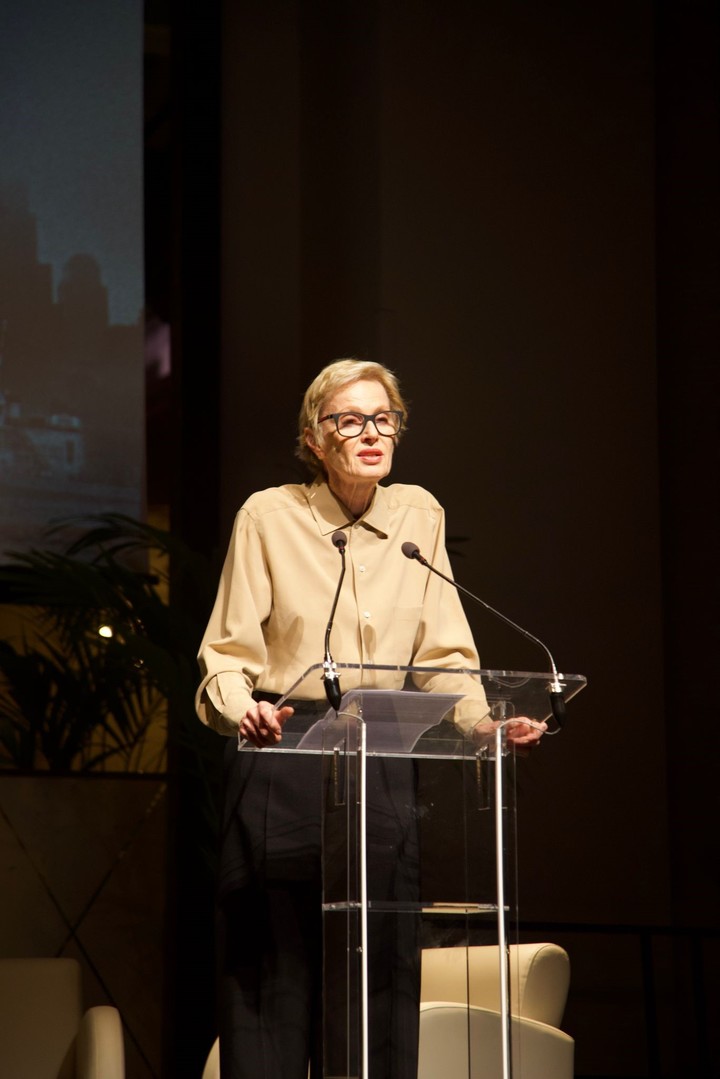 La escritora Siri Hustvedt habló sobre su marido, Paul Auster, en el homenaje del Círculo de Bellas Artes de Madrid, realizado el 21 de octubre de 2024. "Paul eligió la biblioteca de nuestra casa como el lugar donde quería morir", contó.