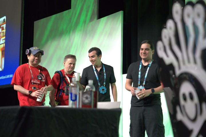 Tradición en DEF CON: primera charla en escenario principal, un shot para los expositores. Foto: Gentileza Tilar Rafay (Instagram: twothemoonn)