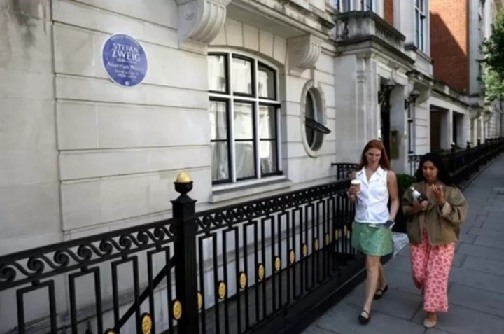 Personas pasan junto a una placa azul de English Heritage dedicada al escritor austriaco Stefan Zweig, instalada en el exterior de un apartamento de Hallam Street, en el centro de Londres, el 3 de agosto de 2026. © Toby Shepheard / AFP
