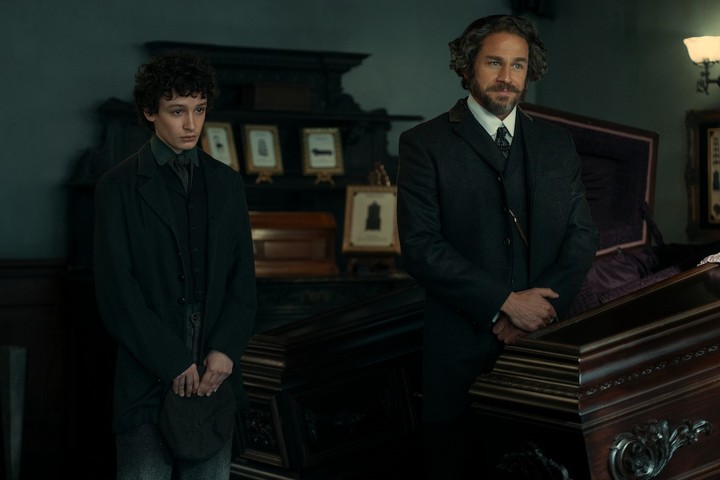 Oliver Spenceman como Stephen, Charlie Hunnam como Andrew Borden en 'Monster: The Lizzie Borden Story'.