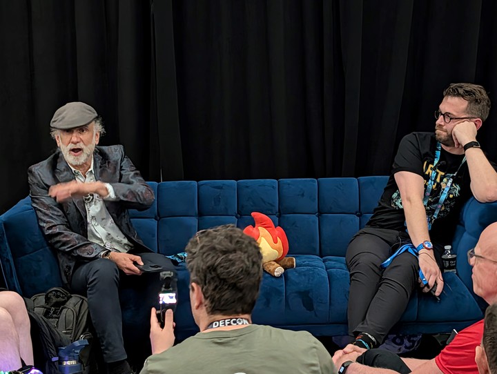 Schneier y Emanuel Gawrieh, de la AI Village, en DEF CON 34, conferencia de hackers en Las Vegas. Foto: Juan Brodersen