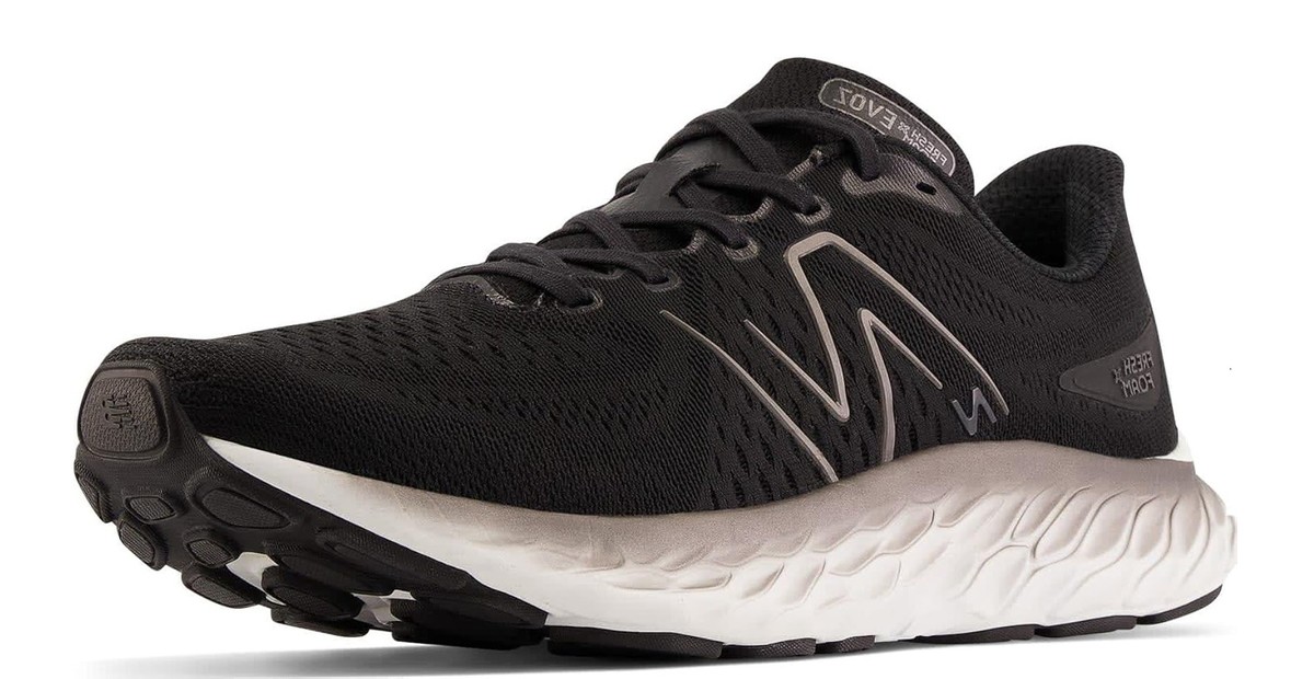 New Balance Evoz. Con diseño cóncavo que reparte la presión y suaviza el aterrizaje del talón. $ 129.999