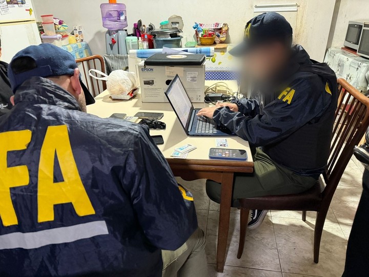 Cómo descubrió el FBI al chico de 15 años que organizaba con IA una masacre escolar en Quilmes y cuál era su plan