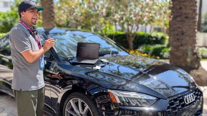Danilo Erazo, hacker ecuatoriano especializado en autos que vive en Budapest, en Miami este año. Foto: Juan Brodersen