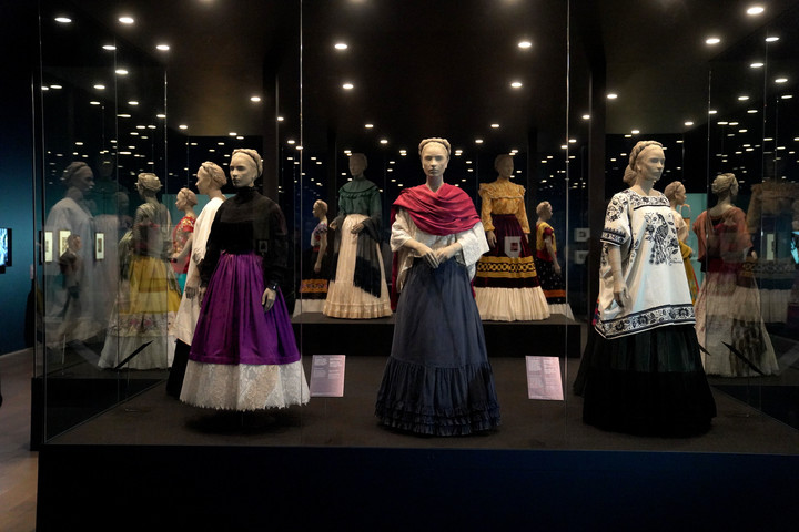 La gran vitrina con las prendas de tehuana del placard de Frida Kahlo, en el centro de la sala del Malba. Foto: Guillermo Rodríguez Adami. 