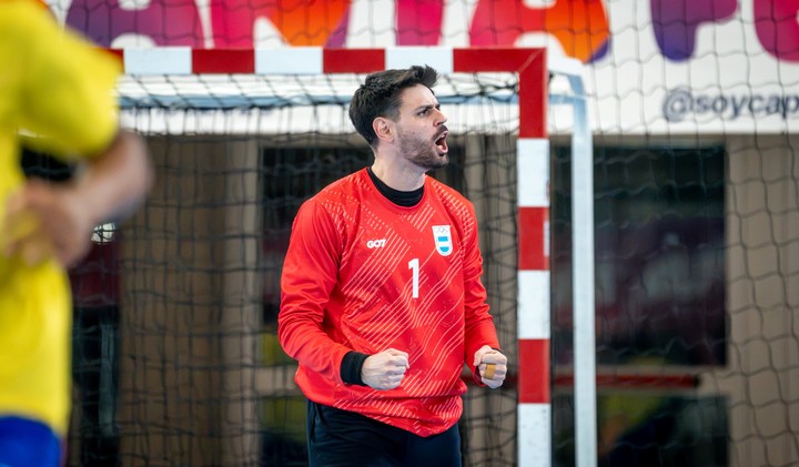 Agustín Forlino fue un muro en el triunfo argentino ante Brasil en los Suramericanos.
(@CAHandball en X).
