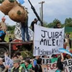 “Fuera, Milei”, así recibieron al presidente en Misiones: repudio y tractorazo