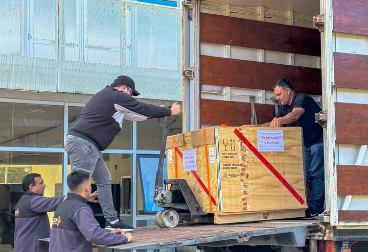 El momento de la llegada: un rompecabezas de cómputo que vino desde Europa. Foto: Lucía Rius (Prensa UNC)