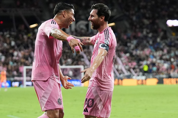 Messi y Suárez festejan la combinación (AP).
