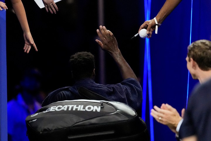 Gael Monfils deja el court tras la derrota.