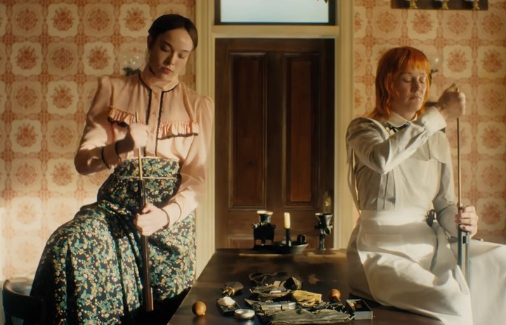 En la serie, Bridget Sullivan ayuda a Lizzie a planear el asesinato del matrimonio Borden. Al igual que el romance, no hay prueba de que ella haya sido partícipe activa del crimen. Foto: Netflix