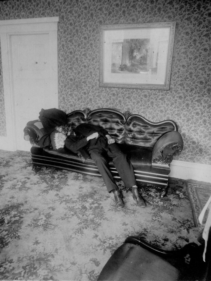 El cuerpo de Andrew Borden, al padre de Lizzie Borden, encontrado en la sala de la casa por la policía el 4 de agosto de 1892. Foto: The Herald News