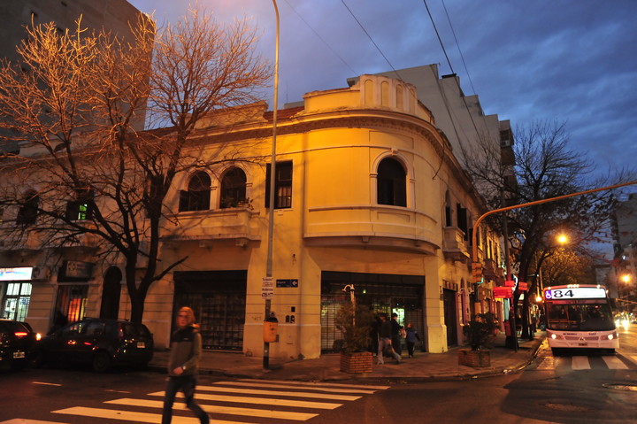 El viejo Café La Humedad, en la esquina de Gaona y Boyaca. Foto: Archivo Clarín 