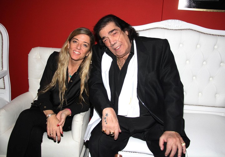 Cacho Castaña, en la inauguración del nuevo Café La Humedad. Ese día de 2016 anunció su casamiento con Marina. 