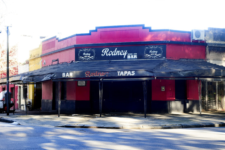El bar Rodney está en Chacarita, frente al cementerio.