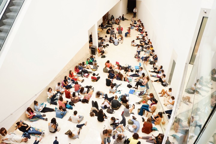 Lectura silenciosa en el Malba. Foto: gentileza.