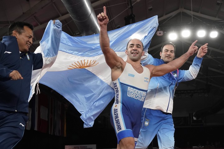 Arsen Julfalakyan celebrando con la bandera argentina. (Fernando de la Orden)