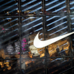 Nike deja el S&P 100 tras tocar un mínimo de 12 años