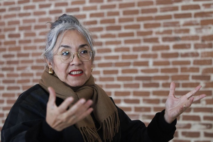 La escritora Cristina Rivera Garza en el escenario de 'El invencible verano de Liliana'. (EFE/Sergio Pérez)