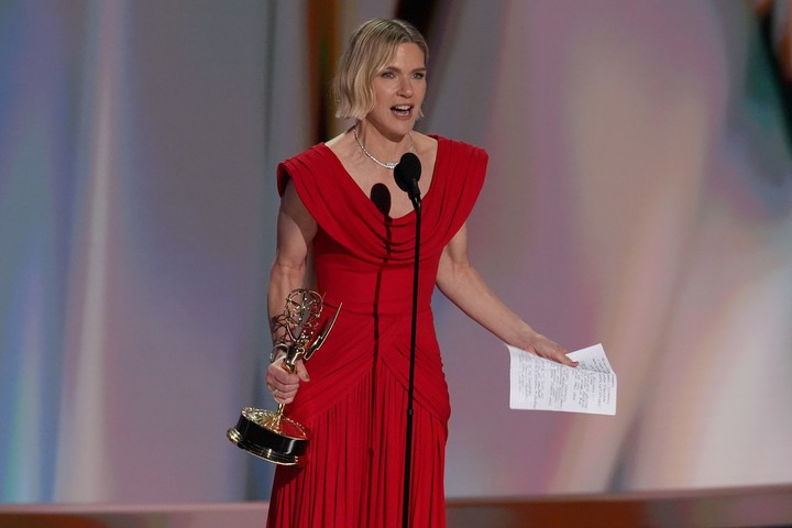 Rhea Seehorn fue premiada por su gran trabajo en "Pluribus". Con su discurso se pasó del tiempo establecido, pero no quiso desaprovechar su momento de gloria. (AP Photo/Chris Pizzello)