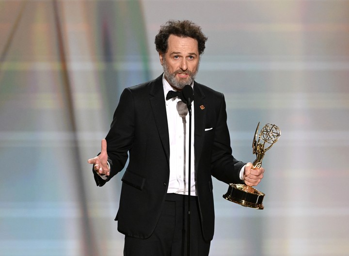 Matthew Rhys también ganó como protagonista de comedia. Ya había recibido el de drama. Primera vez en la historia de los Emmy que un actor hacete doblete en rubros principales en misma ceremonia. AP