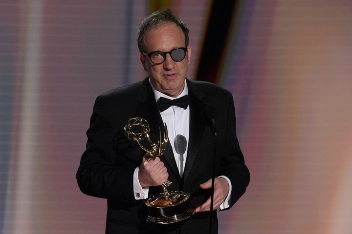 La estatuilla a la mejor dirección fue para Saul Metzstein por "Slow Horses". AP