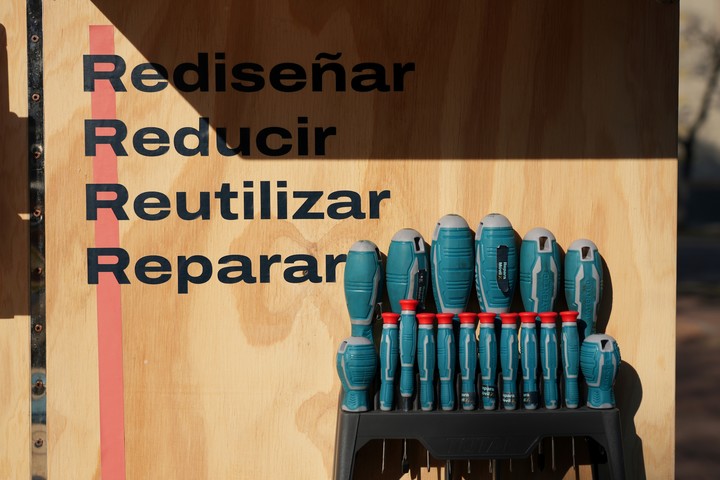 Repara Movil, programa para reparar pequeños electrodomésticos y celulares. Foto: Gobierno de la Ciudad