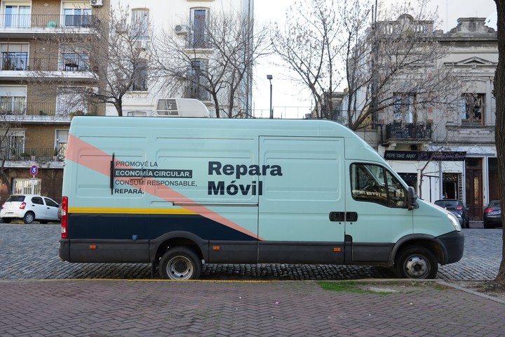 Repará gratis tu celular, bicicleta o electrodoméstico: dónde y cuándo funciona el taller móvil de la Ciudad y qué objetos acepta