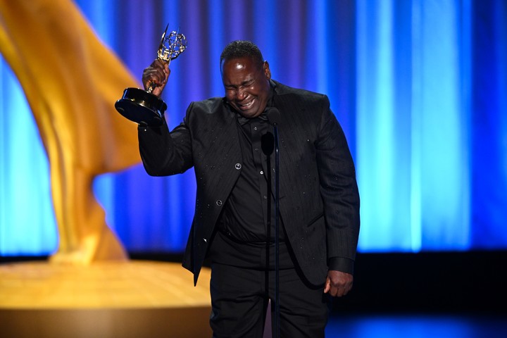 Ernest Harden Jr. ganó en su primera nominación al Emmy, por su trabajo en "The Pitt". AP
