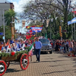 Una multitud vive el desfile de la Fiesta Nacional del Inmigrante, que comienza con entrada gratuita​ en Oberá