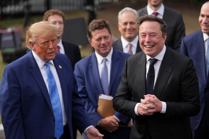 Donald Trump junto a Elon Musk y los líderes de las IA en la Casa Blanca. Foto: AP 