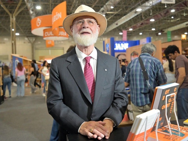 El escritor argentino Alberto Manguel posa, durante la inauguración de la edición 34 de la Feria Internacional del Libro (FIL) de Monterrey (México). EFE/Miguel Sierra