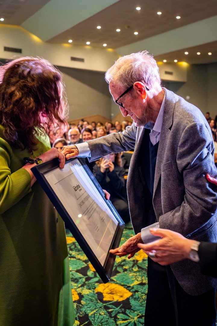 Jacobo Fiterman recibe un reconocimiento de las autoridades de arteba. (Cortesía Fundación arteba)