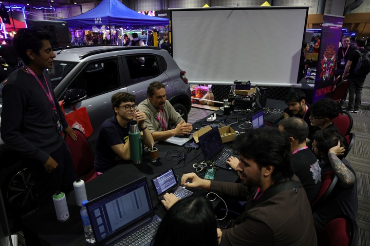 El car hacking, un clásico de las conferencias de ciberseguridad. Foto: Mauro Julián Fernández