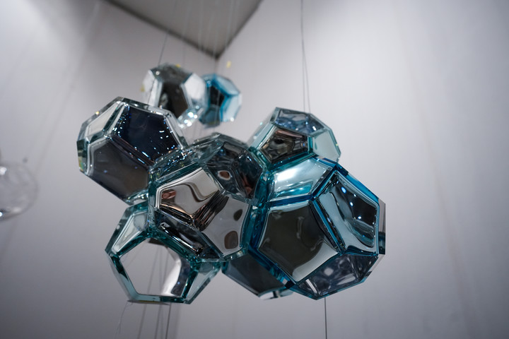 Móvil de Tomás Saraceno en Ruth Benzacar. (Foto: Mariana Nedelcu) 