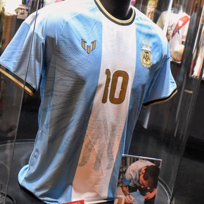 Video: el Museo River ya tiene la camiseta de Messi firmada por el 10