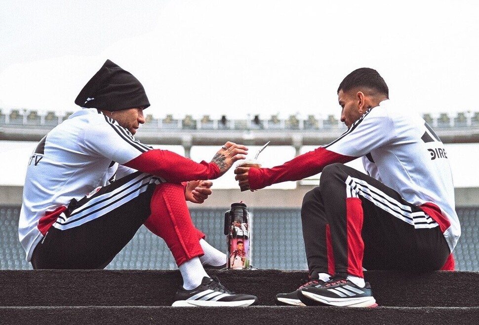 Los mates de Otamendi y Correa en el Monumental.