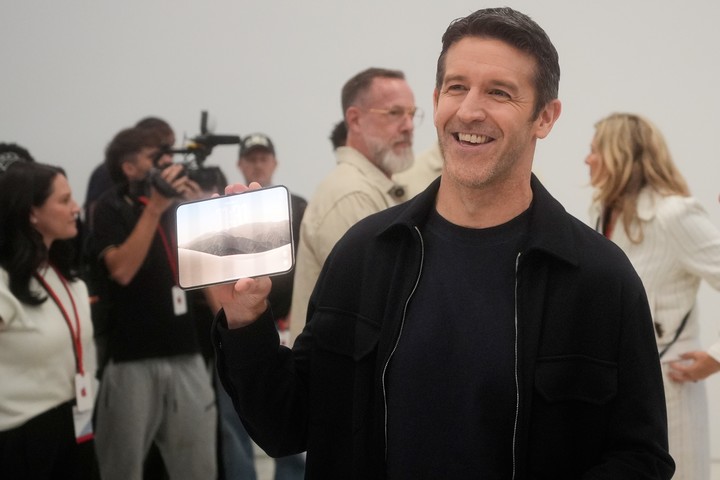 John Ternus, CEO de Apple, durante la presentación del iPhone Duo. (Foto: AP)