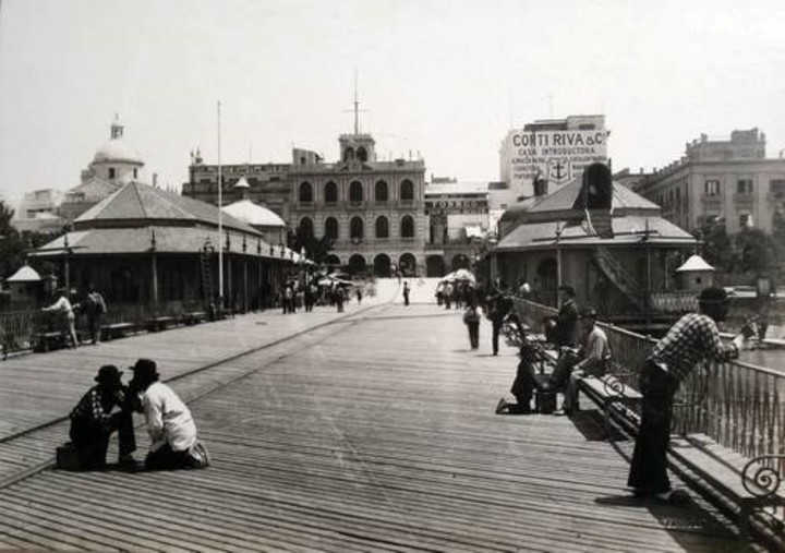 Capitanía general y muelle de pasajeros (al fondo la torre de la Catedral). Autor no identificado, ca. 1880 Colección Witcomb. Archivo General de la Nación