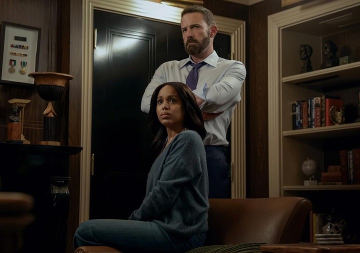 El gesto adusto, una pose clásica de Affleck, que produce, dirige, escribe y protagoniza el filme.