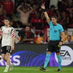 La insólita roja a Baltasar Rodríguez en Flamengo vs Estudiantes: ¿se olvidó que ya estaba amonestado?