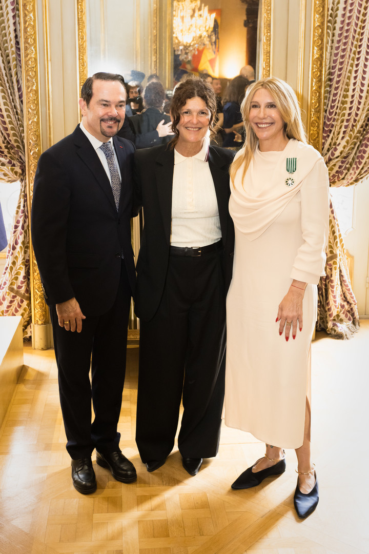 El Embajador Romain Nadal, la ministra de Cultura de la Ciudad Gabriela Ricardes y Amalia Amoedo. Cortesía Fundación Ama Amoedo. Ph. Diego Spivacow y Lucía Bonells. 